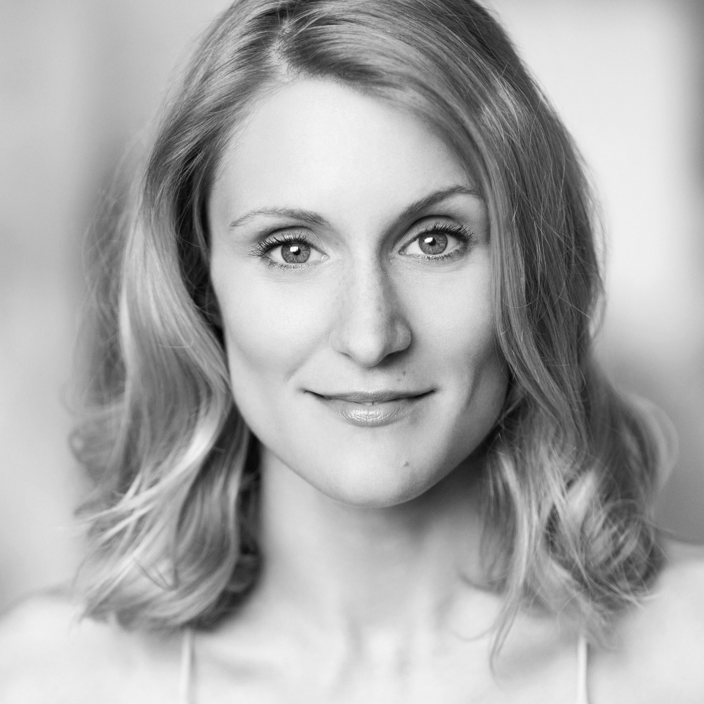 Kelly Hotten Headshot